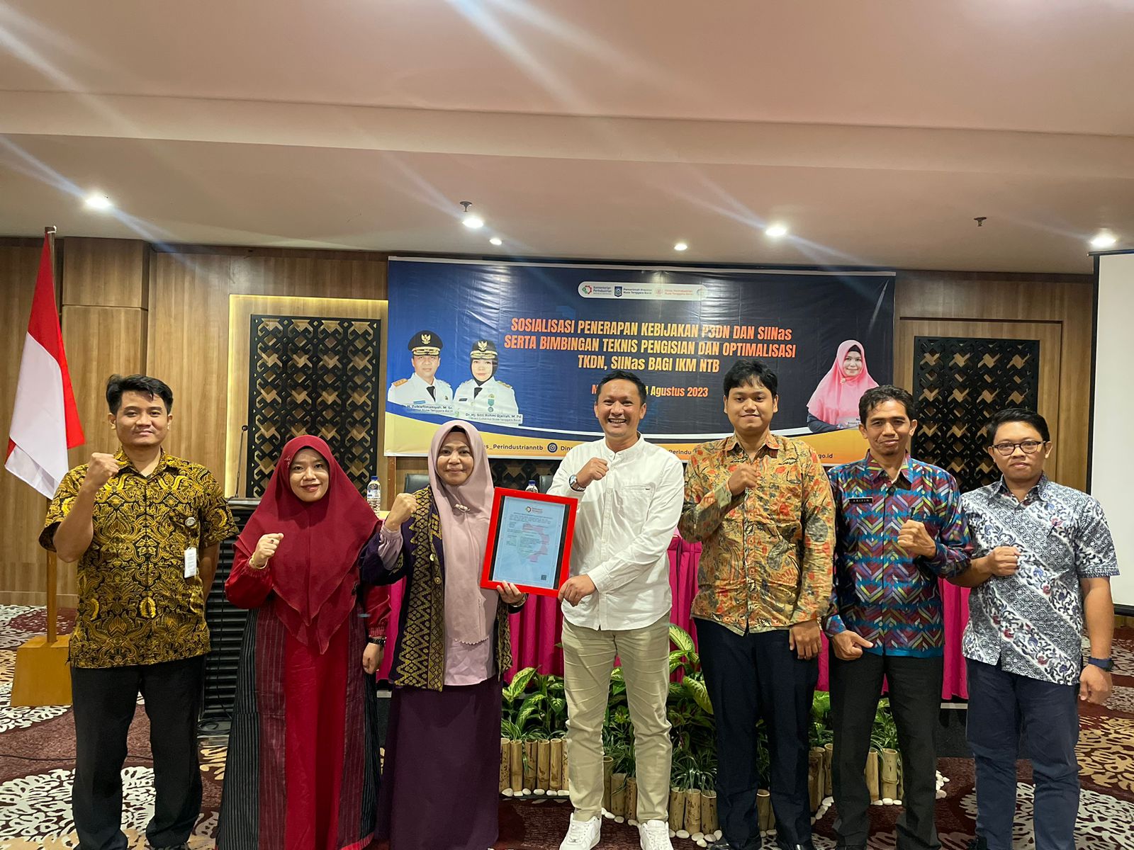 TERUS BERKEMBANG: Kepala Dinas Perindustrian NTB Hj Nuryanti (tiga dari kiri) menyerahkan e-katalog ke Owner Sate Rembiga Goyang Lidah H Muslehudin (empat dari kiri) di Mataram, akhir pekan lalu.(DISPERIN NTB FOR LOMBOK POST)