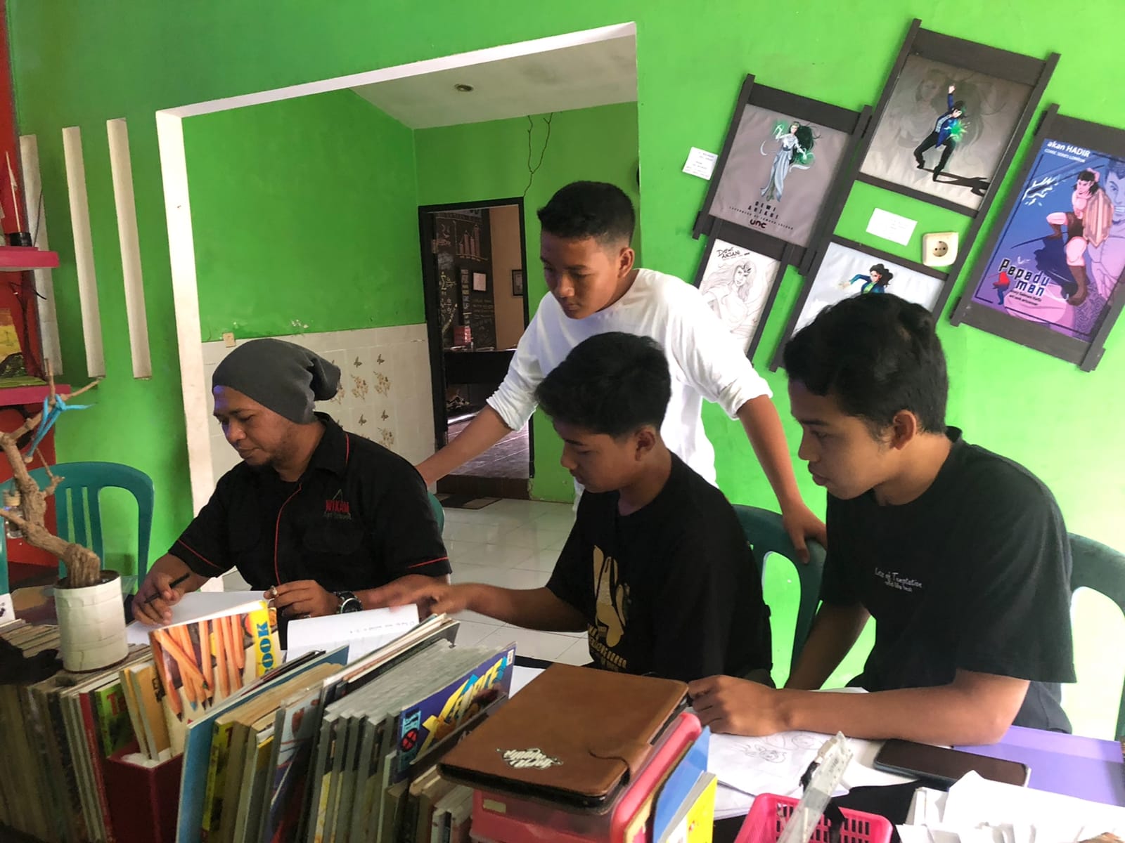 PRODUKSI: Tim UAC Creative saat sedang memproduksi cerita bergambar di Lombok Timur, beberapa waktu lalu.(UNK FOR LOMBOK POST)