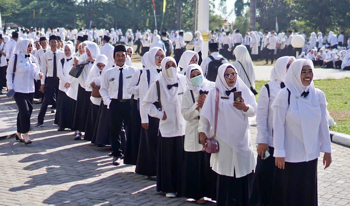 TERIMA SK: Para PPPK Guru dan Tenaga Teknis formasi 2022 menunggu giliran menerima SK kontrak kerja di halaman kantor bupati Lotim, Kamis (10/8). Foto: Fatih/Lombok Post