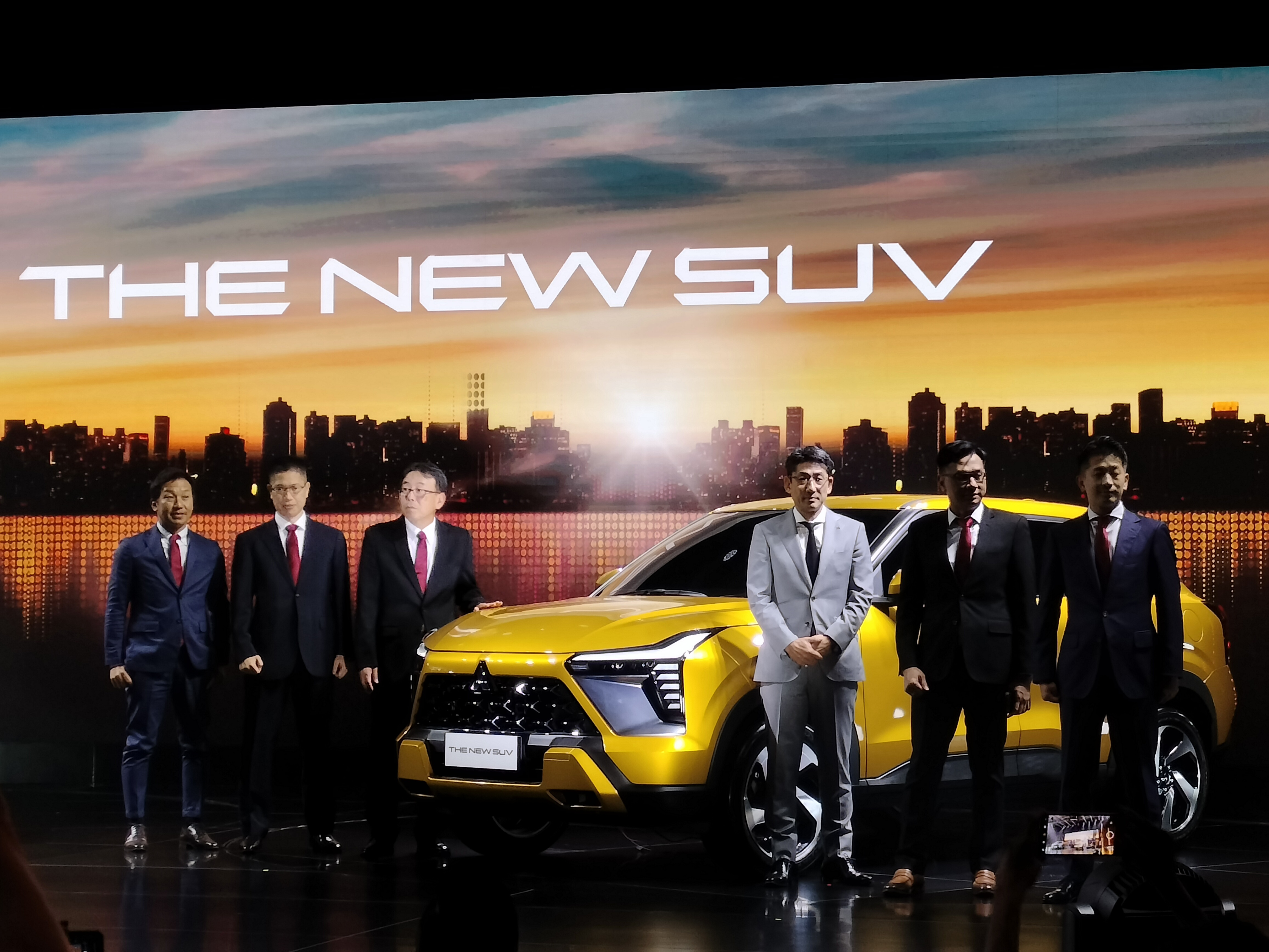 GAGAH: Para petinggi Mitsubishi memperlihatkan tampilan desain exterior model The New SUV.(MITSUBISHI FOR LOMBOK POST)