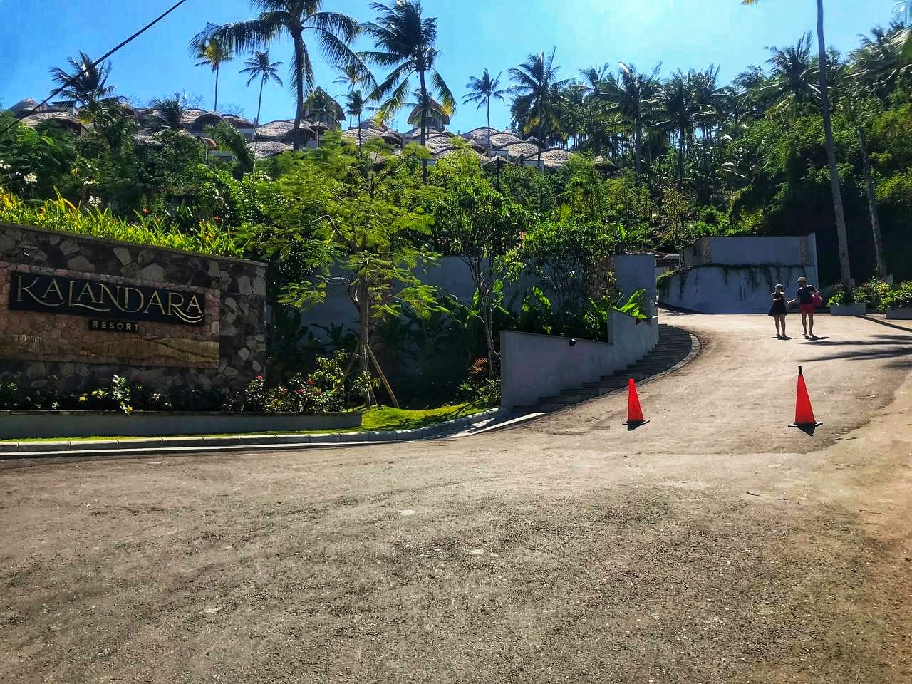 KELILING HOTEL: Dua orang wisatawan mancanegara saat berkeliling kawasan yang ada di Kalandara Resort Senggigi, kemarin (28/7). (Nurul/Lombok Post)
