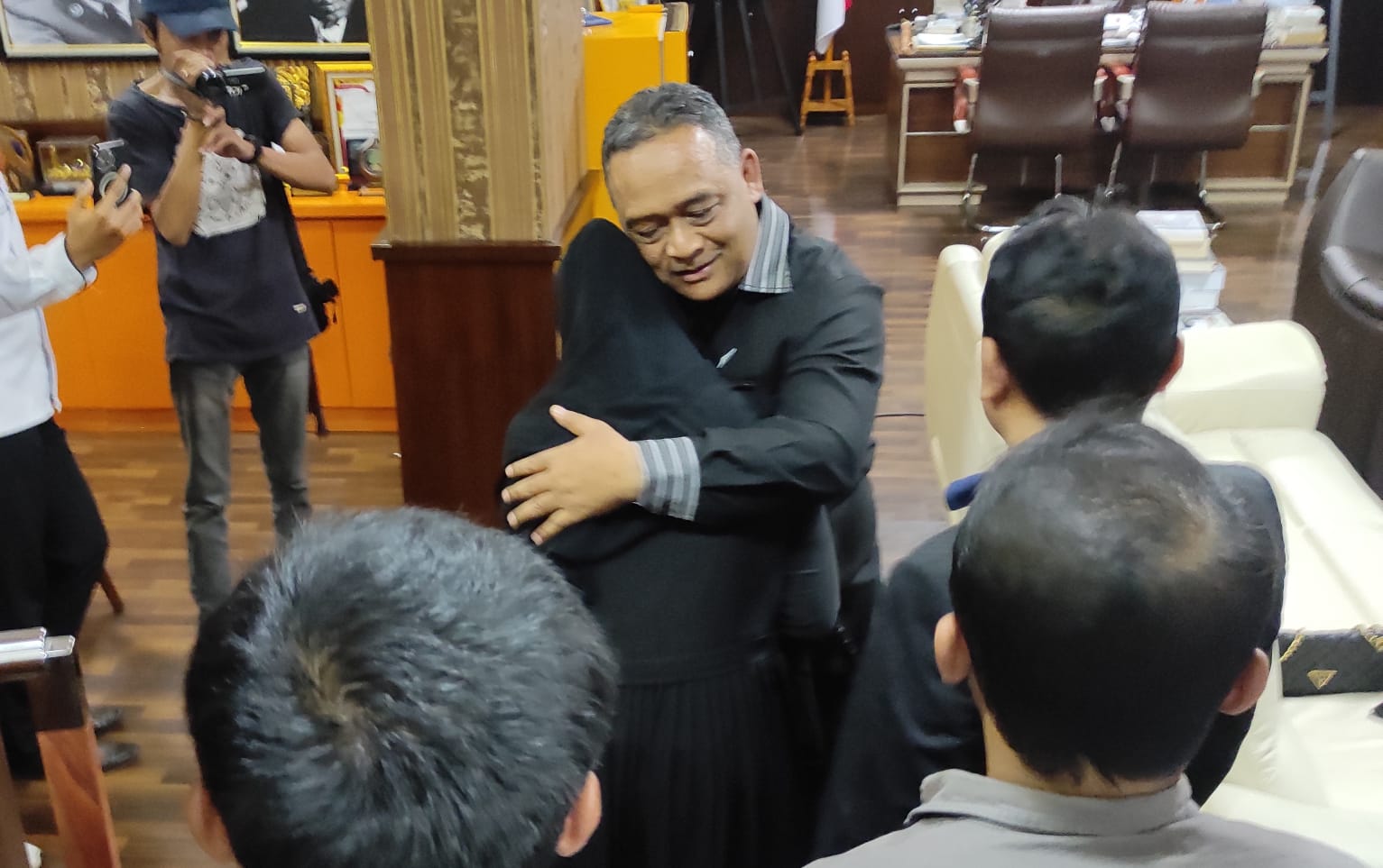 Kepala Badan Perlindungan Pekerja Migran Indonesia (BP2MI) Benny Rhamdani memeluk Ida, korban TPPO ke Dubai