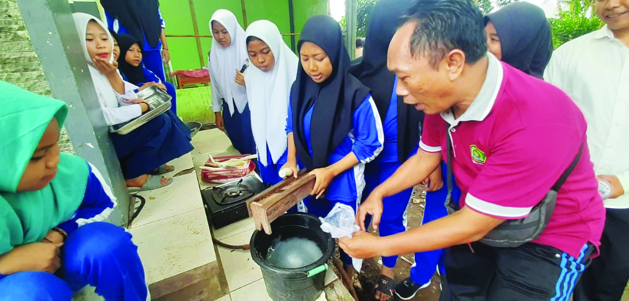 BELAJAR MENYENANGKAN: Siswa MTSN 2 Lombok barat sedang melakukan kegiatan P5PPRA kewirausahaan, beberapa waktu lalu. (Chia/Lombok Post)
