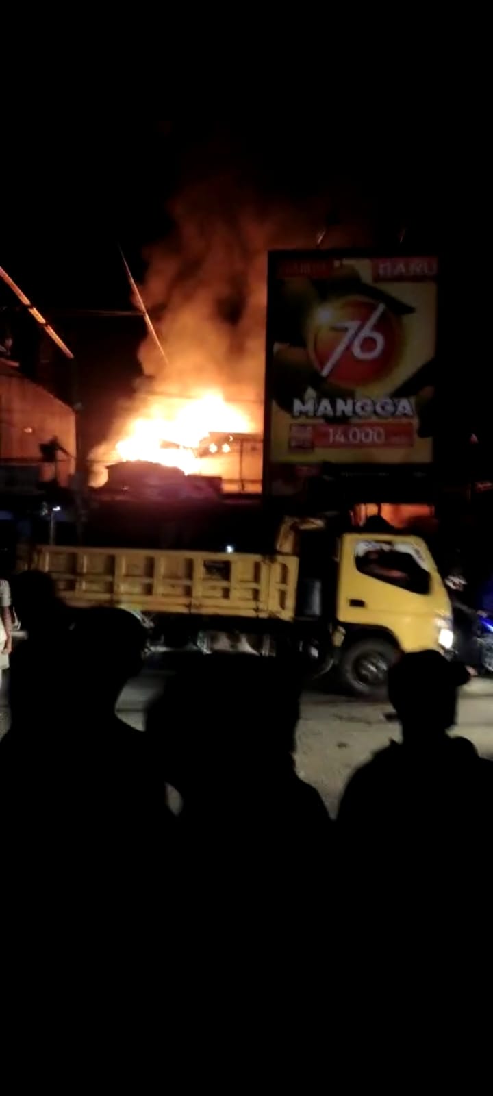 Warga saat menyaksikan kebakaran di salah satu rumah dan Ruko di pertigaan Lampu Merah, pasar lama Sentani, deretan bengkel dan Toko Sembako Pegunungan Bintang, sekira pukul 18.20 WIT, Sabtu (4/11) .