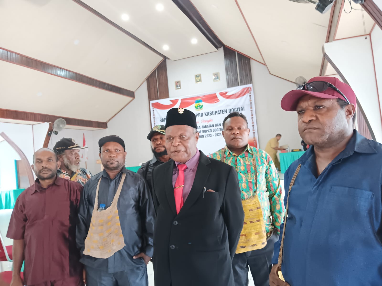 Ketua DPRD Dogiyai, Yulianus Boga (jas hitam) saat memberikan keterangan kepada wartawan usai rapat paripurna pengusulan nama-nama calon penjabat Bupati Dogiyai di Aula Maranatha Malompo Nabire.
