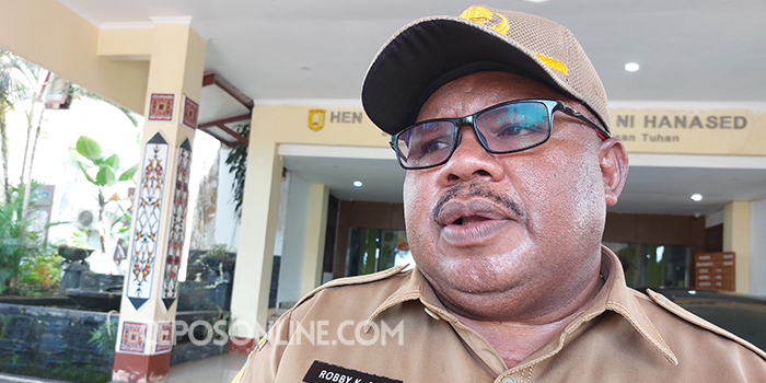 Pj Sekda Kota Jayapura, Robby Kepas Awi, saat diwawancara Ceposonline.com usai pimpin apel pagi di lingkungan Pemkot Jayapura, Senin (6/11/2023)