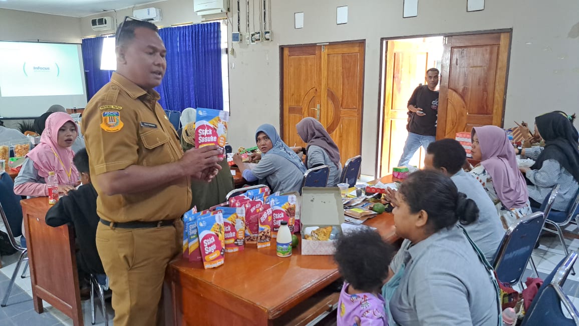 Kadis Perdagangan Koperasi dan UMKM, Rully Ririmase saat melihat produk UMKM disela pelatihan, Selasa (07/11/2023).