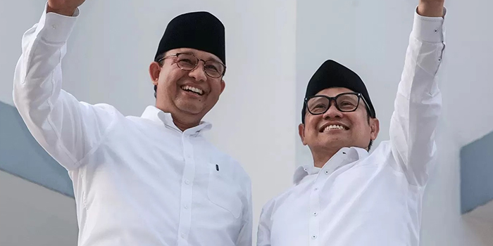 Anies Baswedan dan Cak Imin menyapa masyarakat Surabaya setelah mendeklarasikan diri sebagai bacapres-bacawapres 2024 di Hotel Majapahit, Sabtu (2/9). ((ALFIAN RIZAL/JAWA POS))
