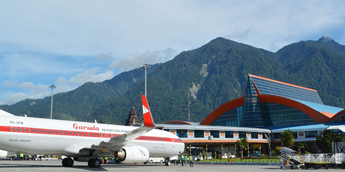 ILUSTRASI - Aktivitas lalu lintas udara di Bandara Sentani Jayapura. Dijadwalkan rombongan Wamendagri John Wempi Wetipo tiba hari ini, Selasa (7/11/2023).