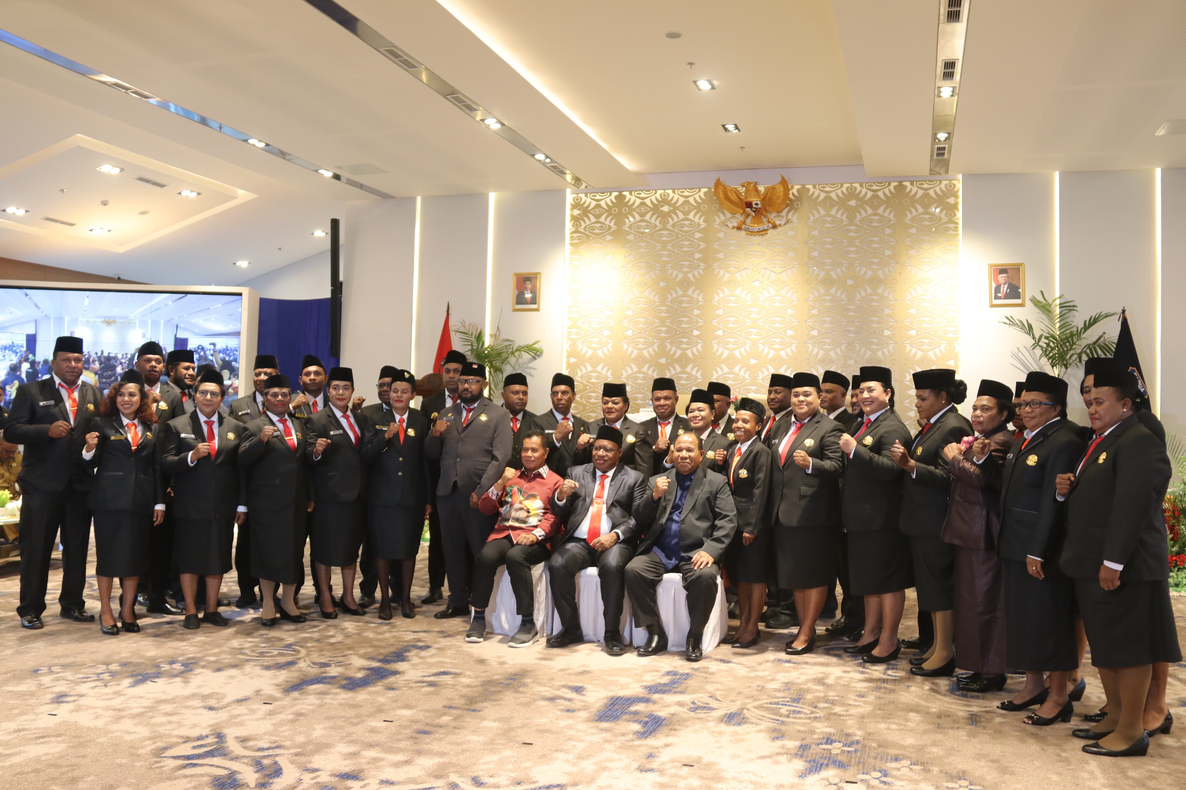 Wamendagri, Wempi Wetipo foto bersama dengan anggota MRP Provinsi Papua usai dilantik.