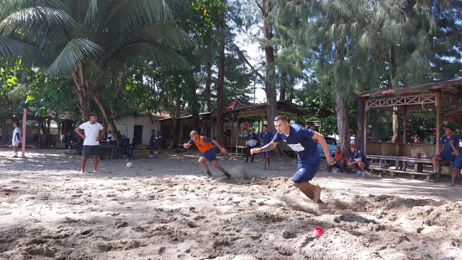 Azamat Baimatov ketika berlatih bersama Persipura di Pantai Hamadi, Senin (6/11/2023) pagi.