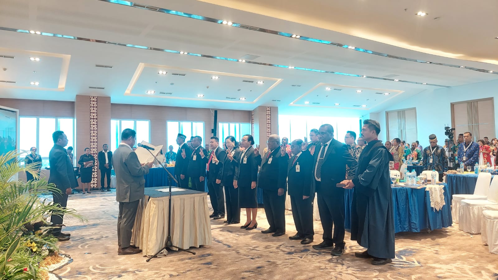 Pj Gubernur Papua Ridwan Rumasukun lantik deaan direksi dan komisaris Bank Papua di Kantor Gubernur Papua, Kamis (9/11/2023)