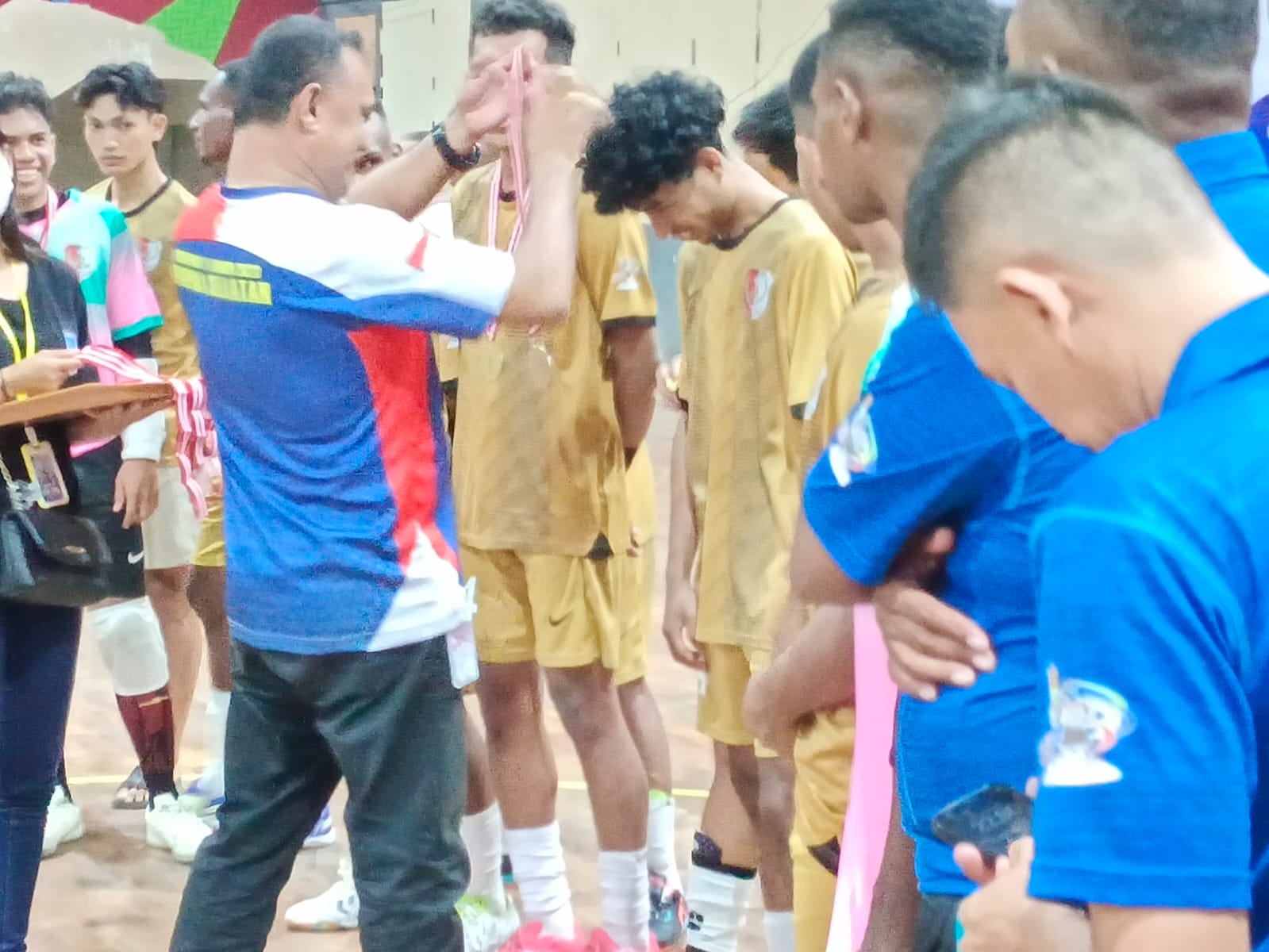 Sekretaris Umum KONI Provinsi Papua Selatan Antonio Liberto Ohoitimur, S.Pd, M.Pd saat menyerahkan medali emas kepada Tim Futsal Kabupaten Merauke yang berhasil menjuarai Futsal.
