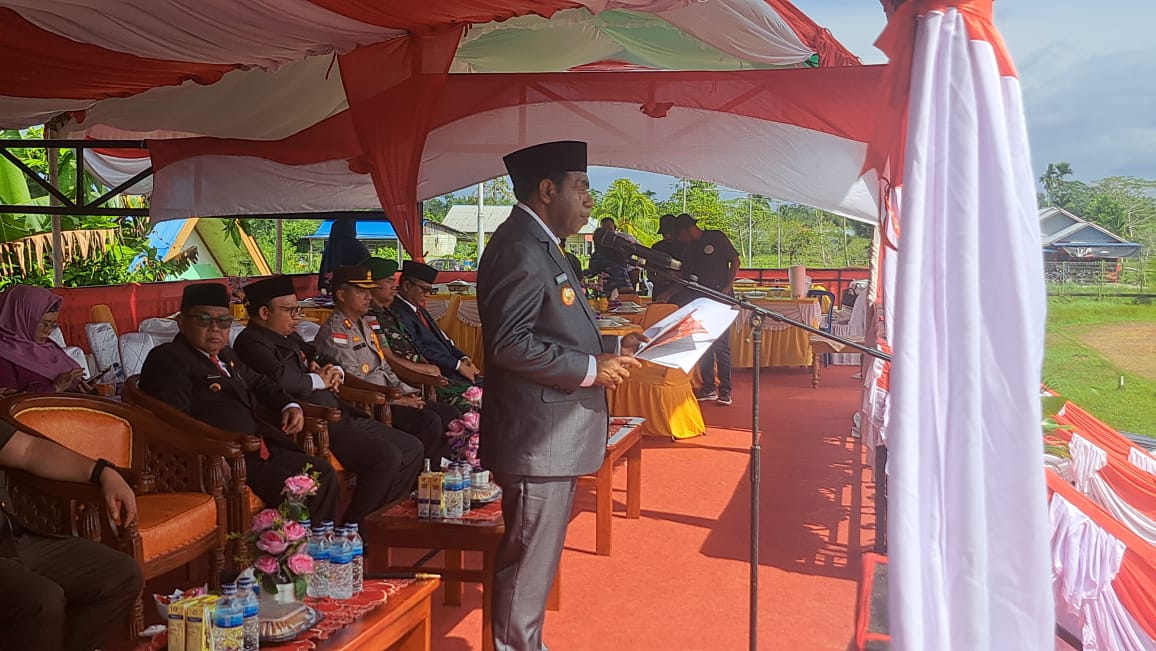Bupati Keerom, Piter Gusbager saat mengumumkan hasil CPNS Formasi 1000 tahun 2021 usai upacara hari Pahlawan di lapangan Swakarsa, Jumat (10/11).
