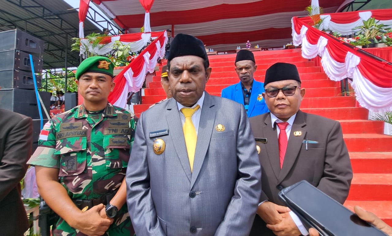 Bupati Keerom, Piter Gusbager didampingi Wakil Bupati Wahfir Kosasih saat memberikan keterangan usai upacara hari Pahlawan di Lapangan Arso Swakarsa, Jumat (10/11/2023).