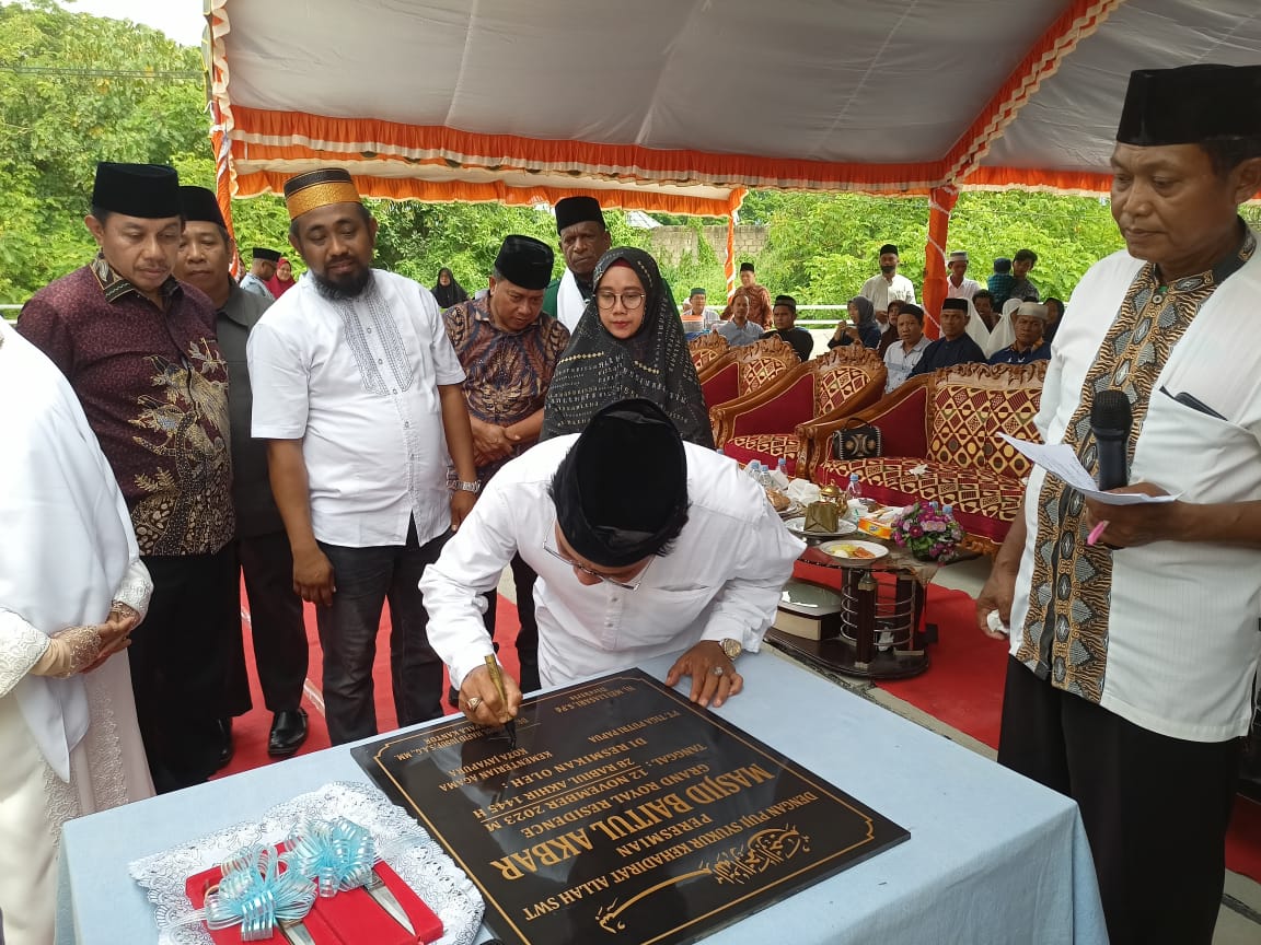 Kepala Kemenag Kota Jayapura Dr H Abdul Hafid Yusuf,SAg, MM saat menandatangani prasasti peresmian Masjid Baitul Akbar di Komplek Perumahan Grand Royal Residence Koya Barat, Distrik Muara Tami (11/11)