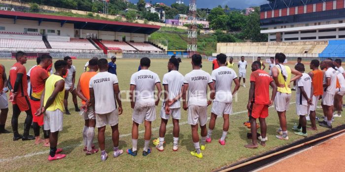 Skuat Persipura ketika menjalanuli latihan di Stadion Mandala Jayapura. Kini Yustinus Pae dan kawan-kawan sudah bertolak ke Makassar dengan membawa semua pemain.