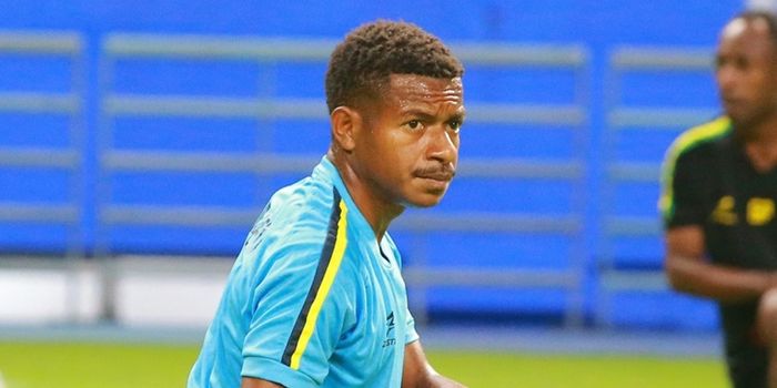 Rekrutan anyar Persewar Waropen, Joshua Isir, menjadi perbincangan publik usai tampil gemilang bersama timnya.