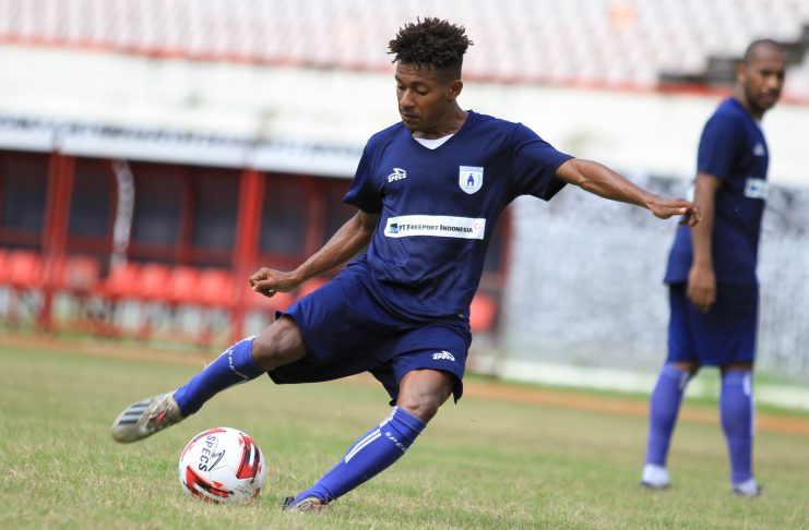 Joshua Isir saat masih membela Persipura Jayapura. Kini bersama tim barunya, Persewar Waropen, Joshua tampil apik dengan 2 gol dalam 2 pertandingan terakhir.