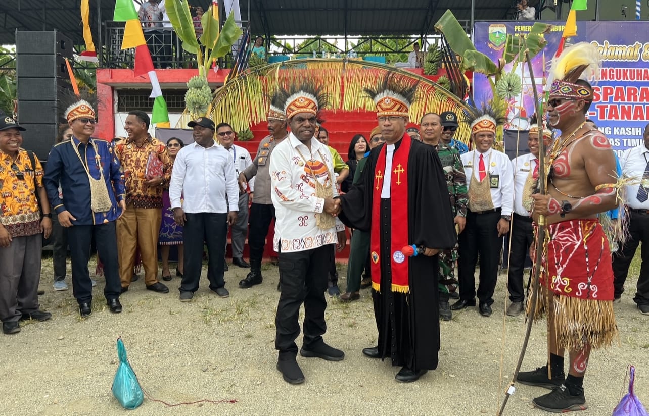 Bupati Keerom, Piter Gusbager, S.Hut., MUP., saat foto bersama dengan Wakil Sekretaris Sinode GKI di Tanah Papua, Pdt. Andre Kakiai dalam HUT GKI Klasis Keerom di Lapangan Sepakbola Swakarsa, Arso.