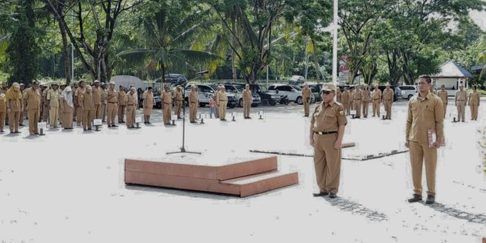 Wabup Keerom. Wahfir Kosasih saat memimpin apel pagi di halaman kantor bupati keerom, Senin (13/11/2023).