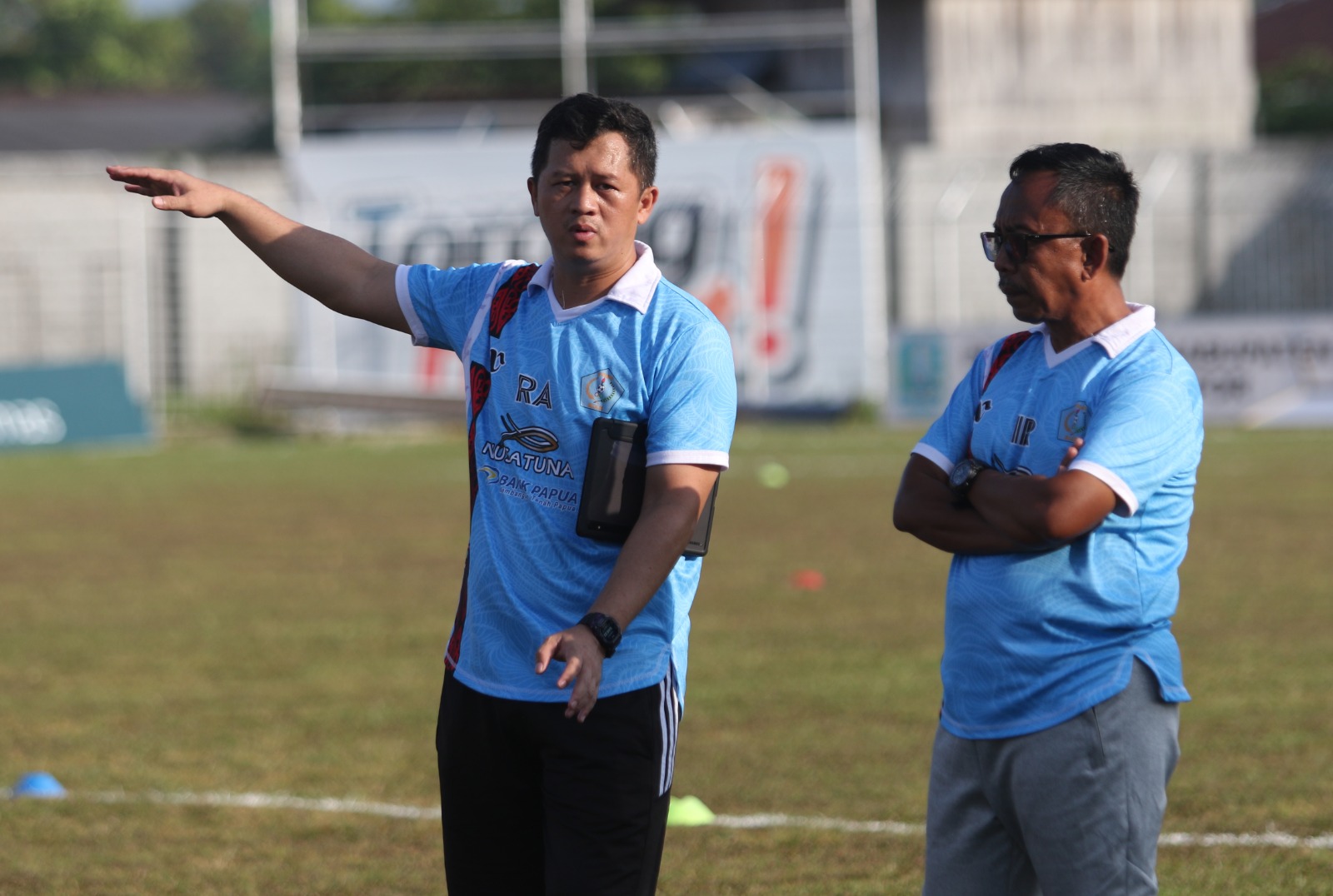 Kolaborasi duet pelatih PSBS Regi Aditya dan Irwansyah saat memimpin latihan skuad Badai Pasifik di Stadion Cenderawasih, Biak, Papua, Senin (13/11/2023). (Foto: PSBS)