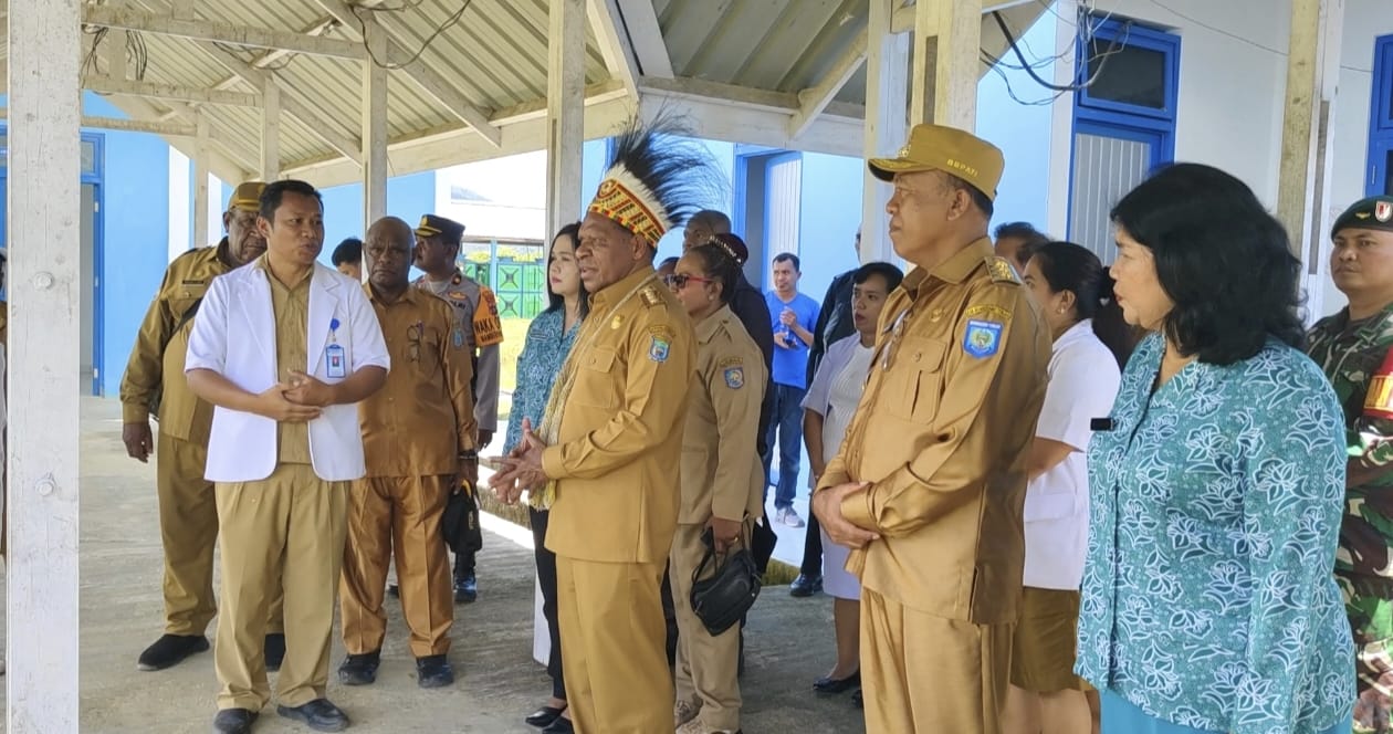 Pj Gubernur Papua Pegunungan Nikolaus Kondomo bersama rombongan didampingi Pj Bupati Mamberamo Tengah Manogar Sirait saat meninjau RSUD Lukas Enembe di Kobakma, Senin (6/11) lalu.