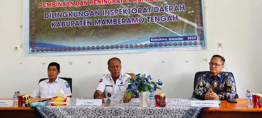 Penjabat Bupati Mamberamo Tengah Manogar Sirait, SIP., saat memberikan sambutan sebelum membuka kegiatan pelatihan dan peningkatan kapabilitas APIP di Aula Inspektorat, Rabu (8/11