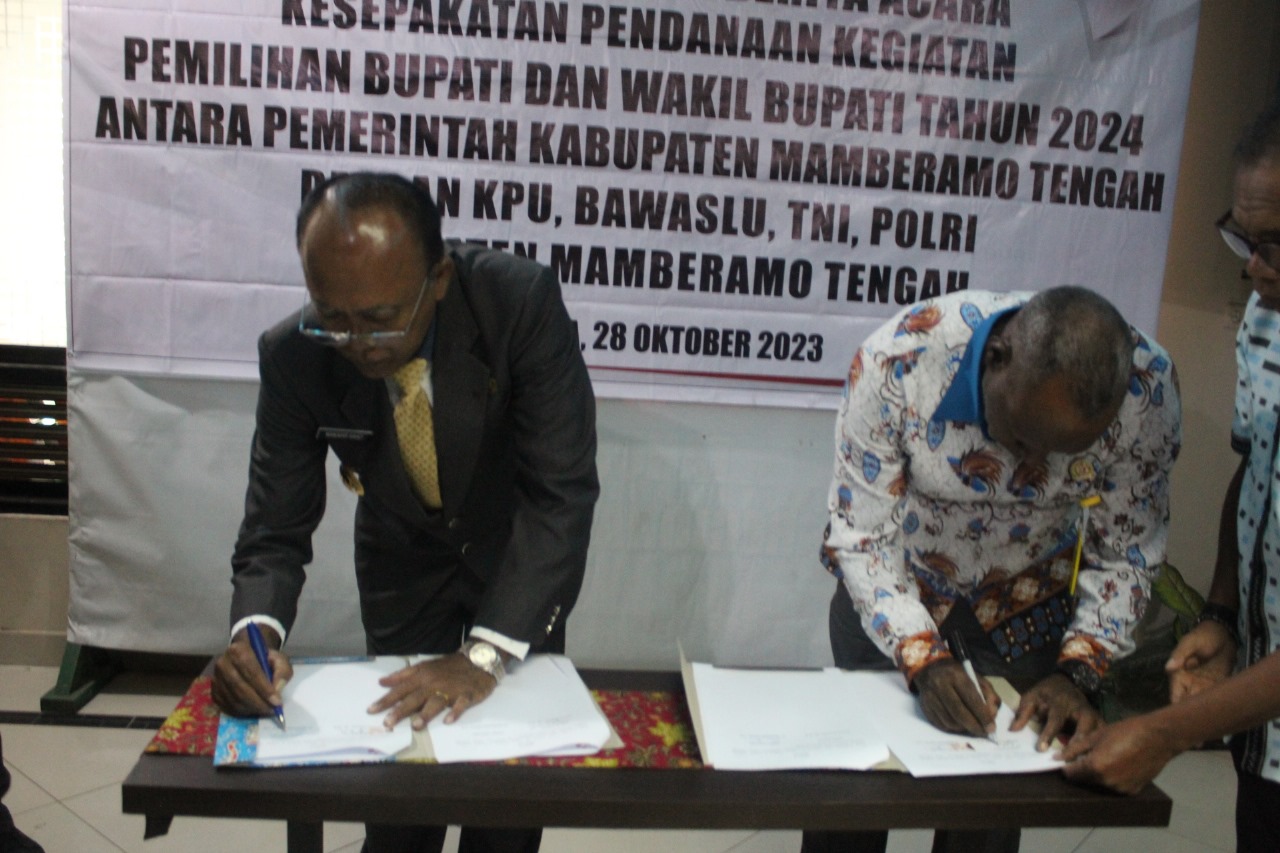 Penjabat Bupati Mamberamo Tengah Manogar Sirait, SIP., dan Ketua Bawaslu Alpius Karoba saat menandatangani berita acara NPHD di Wamena, Kabupaten Jayawijaya, Provinsi Papua Pegunu
