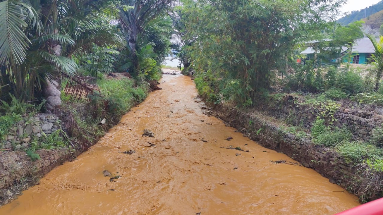 Aliran air sungai yang bermuara di Jembatan Dua, Distrik Sentani Timur, Kabupaten Jayapura terlihat keruh diduga akibat ada aktifitas penambangan emas ilegal di bagian hulu sungai, Kamis (16/11).