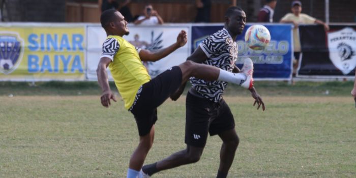 Israel Wamiau terlihat berlatih bersama PSBS Biak jelang laga lawan Persipal akhir pekan ini.