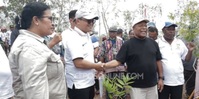 Vice President Environmental PTFI, Gesang Setyadi, Plt Asisten Bidang Perekonomian dan Kesra Sekda Papua, Suzana Wanggai, dan Pemerhati Lingkungan Barnabas Suebu.