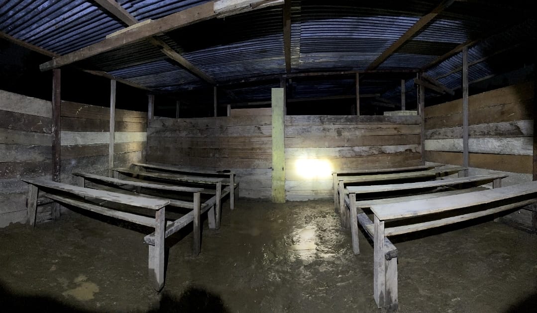 Kondisi salah satu ruangan SD Kampung Monggoafi.