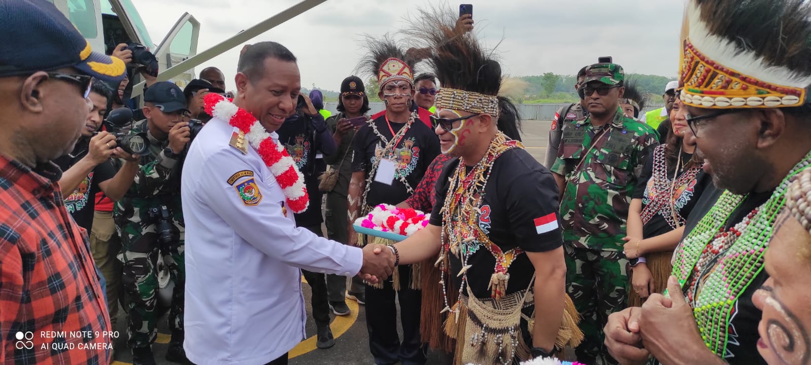 Pj Gubernur Papua Selatan Apolo Safanpo disambut Pj Bupati Mappi Michael R. Gomar, dengan tarian adat dan pengalungan, saat tiba di Bandara Kepi-Mappi, Jumat (17/11/2023).
