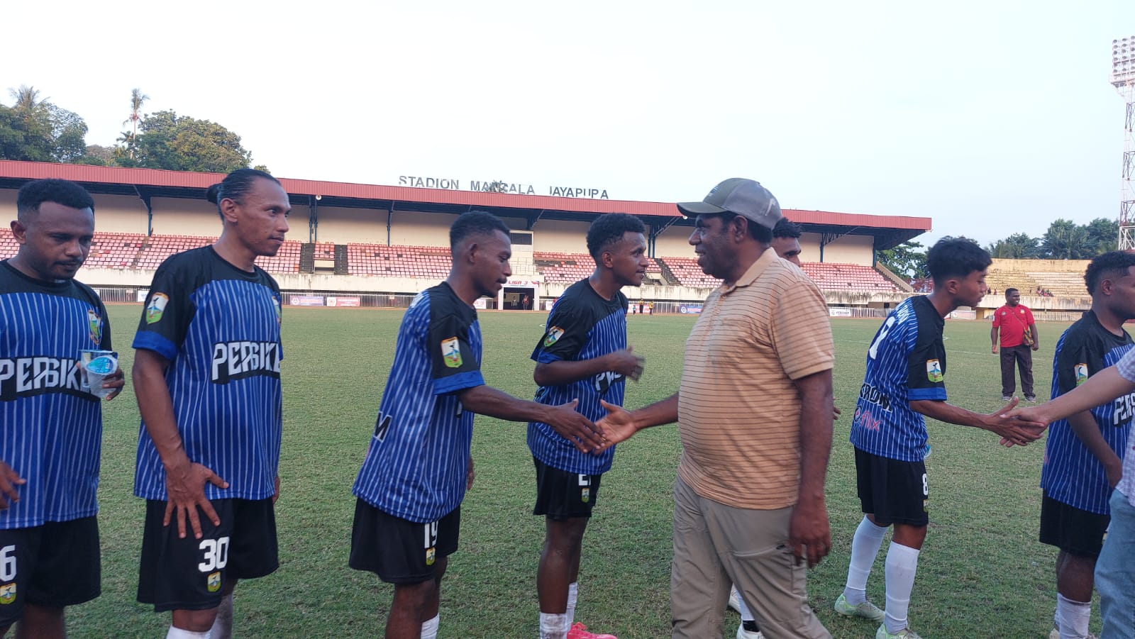 Bupati Keerom, Piter Gusbager ketika bersalaman dengan pemain Persiker usai pertandingan melawan Persipani di Stadion Mandala Jayapura, Jumat (17/11/2023).