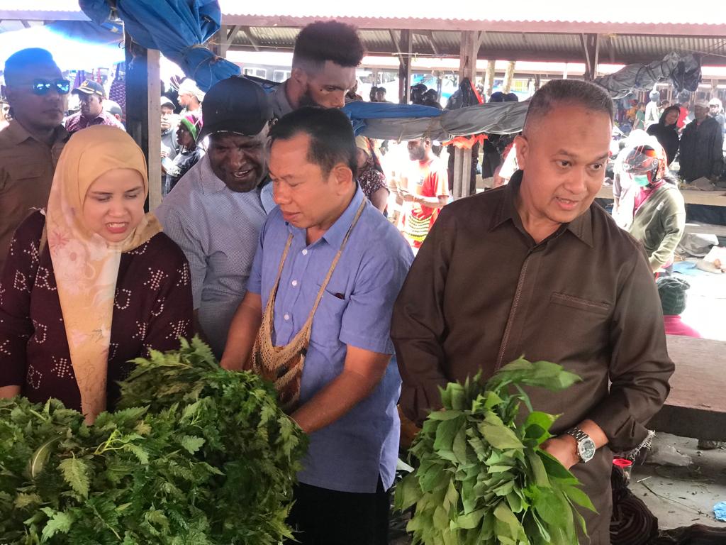 Pj Gubernur Papua Pegunungan Dr. Velix Vernando Wanggai, SIP, MP.A didampingi Pj Sekda dan Asisten saat turun melihat harga kebutuhan di Pasar Potikelek Wamena, Jumat (18/11).