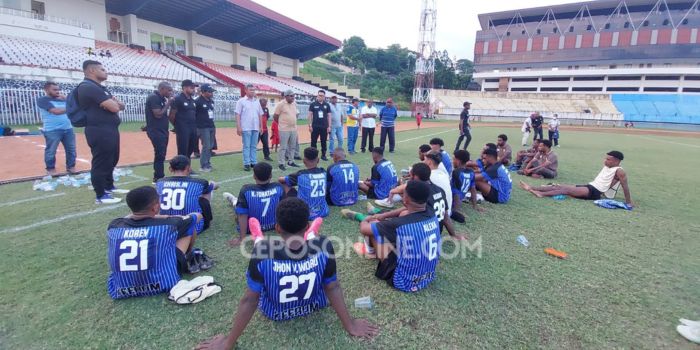 Bupati Keerom Piter Gusbager ketika memberikan arahan kepada pemain Persiker usai pertandingan di Stadion Mandala Jayapura, Jumat (16/11/2023). (Foto: HANS PALEN/ Ceposonline.com)