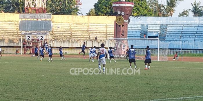 Pemain Persiker ketika beruji baku merebut bola dengan pemain Persipani pada pertandingan liga 3 yang berlangsung Stadion Mandala Jayapura, Jumat (17/11/2023)