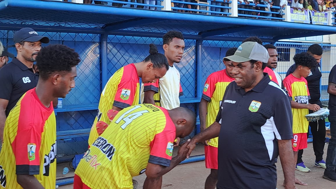 Bupati Keerom, Piter Gusbager saat memberikan suport kepada sekuad Persiker usai laga kontra Persidogi Dogiyai di Stadion Bas Yowe Sentani, Minggu (19/11/2023).