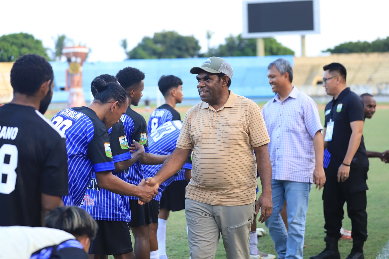 Bupati Keerom, Piter Gusbager, S.Hut., MUP., saat menyapa para pemain Persiker Keerom di Stadion Mandala Jayapura pada Jumat (17/11)