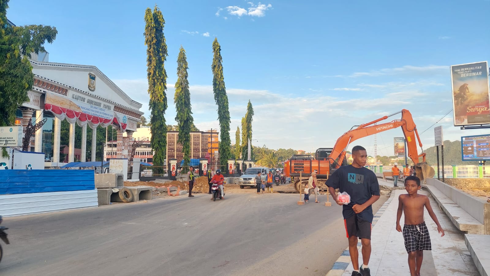 Anggota Lantas Polresta saat mengatur lalulintas depan Kantor Gubernur, Senin (20/11) sore.