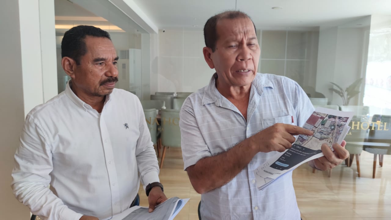 Dua kuasa hukum Bintang Mas menunjukkan dokumen  kepemilikan tanah dan status tanah yang saat ini bersengketa dengan pihak yayasan, sekolah hebat Papua, Selasa (21/11).