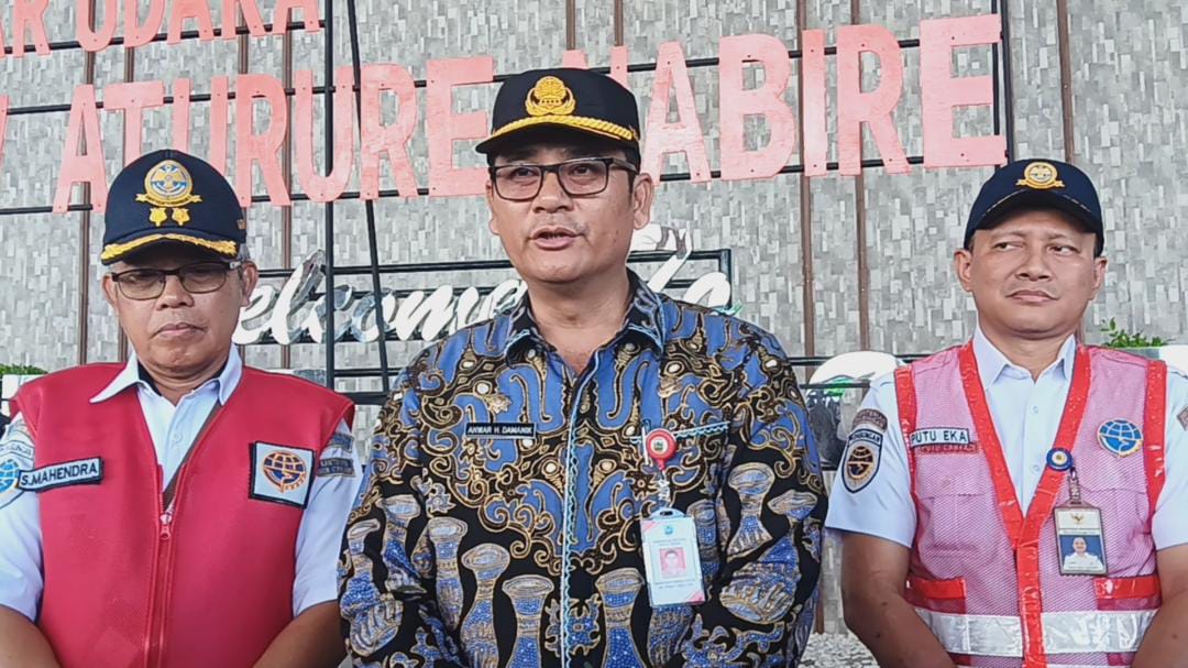 Plh. Sekda Papua Tengah, Anwar Harun Damanik (tengah) dan Kepala UPBU Nabire, Setyani Mahendra (Kiri) saat memberikan keterangan pers, Kamis (23/11/2023).