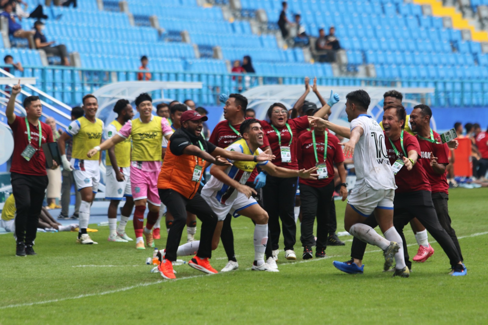 Selebrasi pemain dan official PSBS usai Alexsandro mencetak gol ke gawang Persiba Balikpapan.