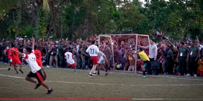 Proses terjadinya gol yang dicetak Presiden Joko Widodo (Jokowi) saat bermain sepak bola di Biak Papua, Rabu (22/11/2023).