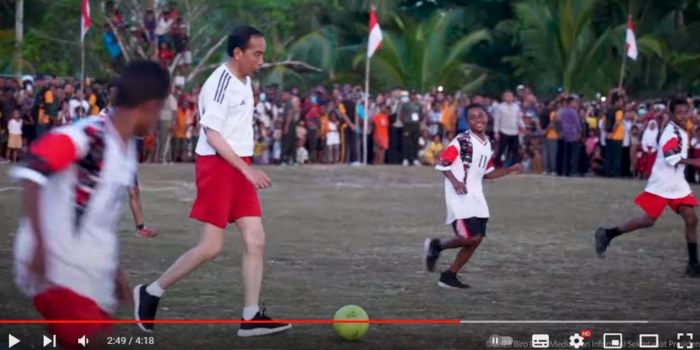 Presiden Joko Widodo (Jokowi) saat bermain sepak bola di Biak Papua, Rabu (23/11/2023).