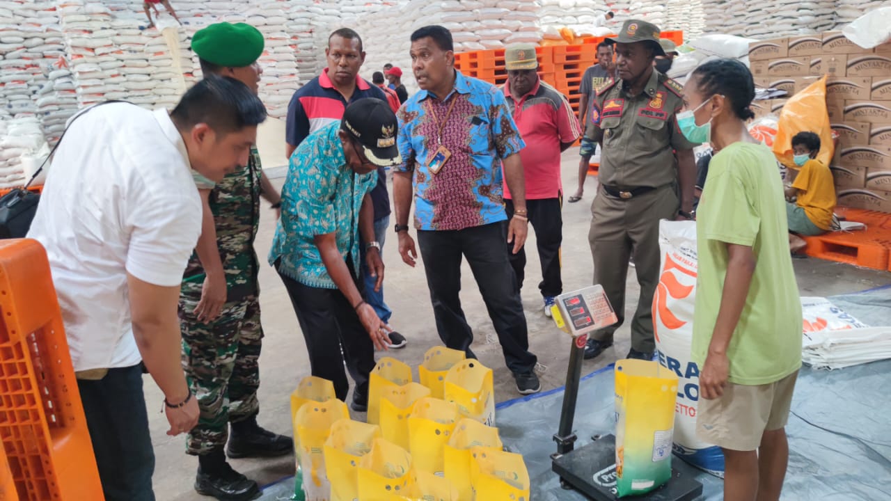 Pj Wali Kota Jayapura, Frans Pekey, bersama TPID Kota Jayapura saat memantau langsung ketersediaan beras di Perum Bulog, Tasangka, Distrik Jayapura Selatan, Kota Jayapura, Jumat (24/11/2023).