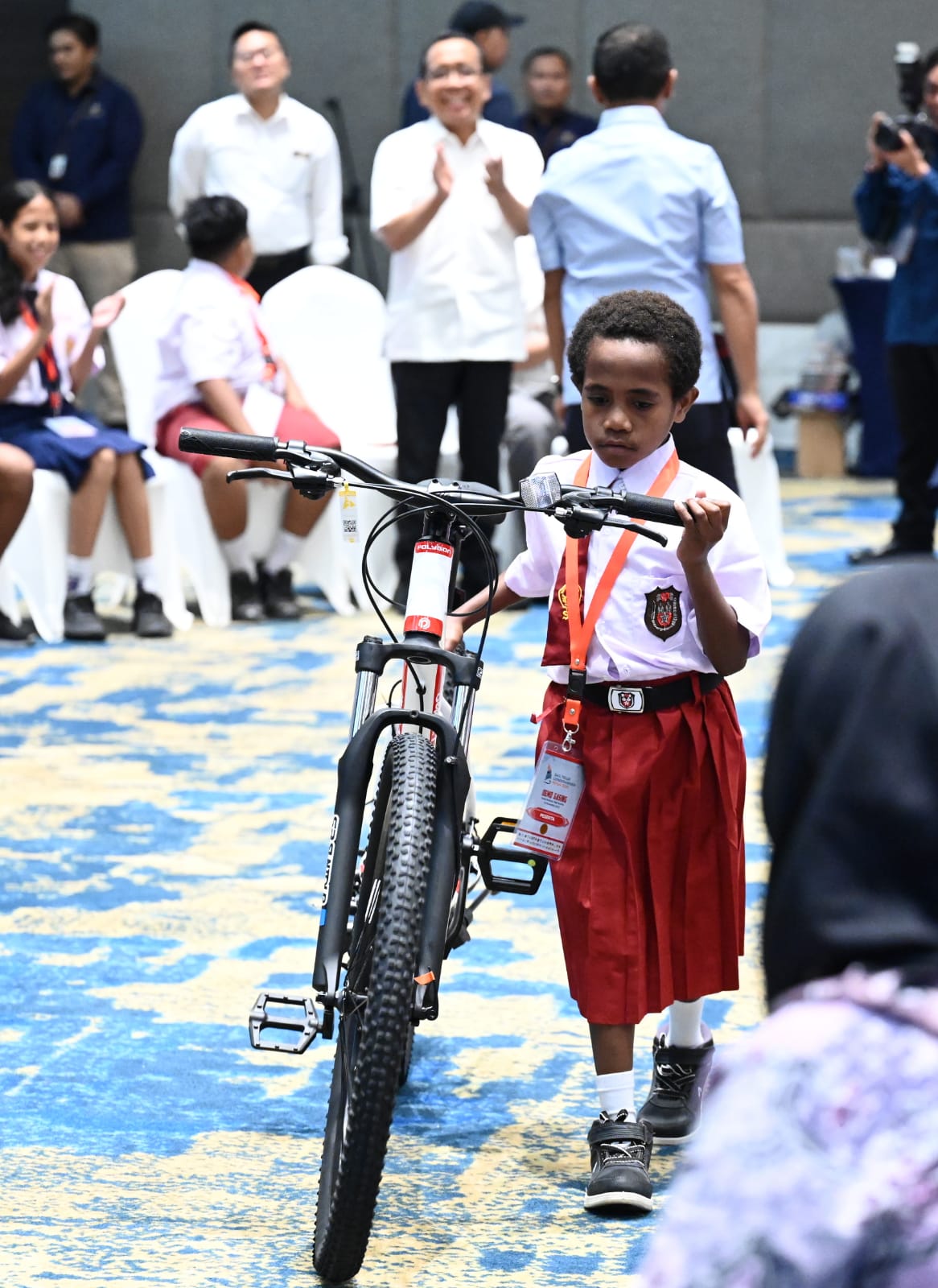 Fanita Tenouye, siswi Program Gasing Provinsi Papua Tengah membawa pulang sepeda karena mampu menjawab Presiden Jokowi di Biak, Rabu (22/11/2023).