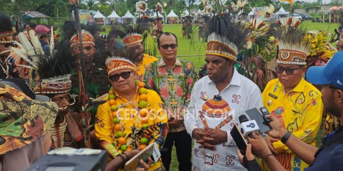 Bupati Keerom, Piter Gusbager, dan Wakil Bupati Keerom, Wahfir Kosasih, didampingi Deputy Kemenparekraf, usai pembukaan Festival Budaya Keerom di Lapangan Arso Swakarsa, Jumat (24/11/2023).