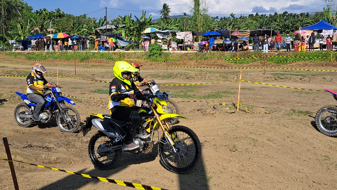 Bupati Keerom, Piter Gusbager saat menggeber motornya pada eksebisi 1 putaran pembukaan Bupati Keerom Cup Grasstrack & Motocross di Sirkuit Muara Putra, Sabtu (25/11/2023)